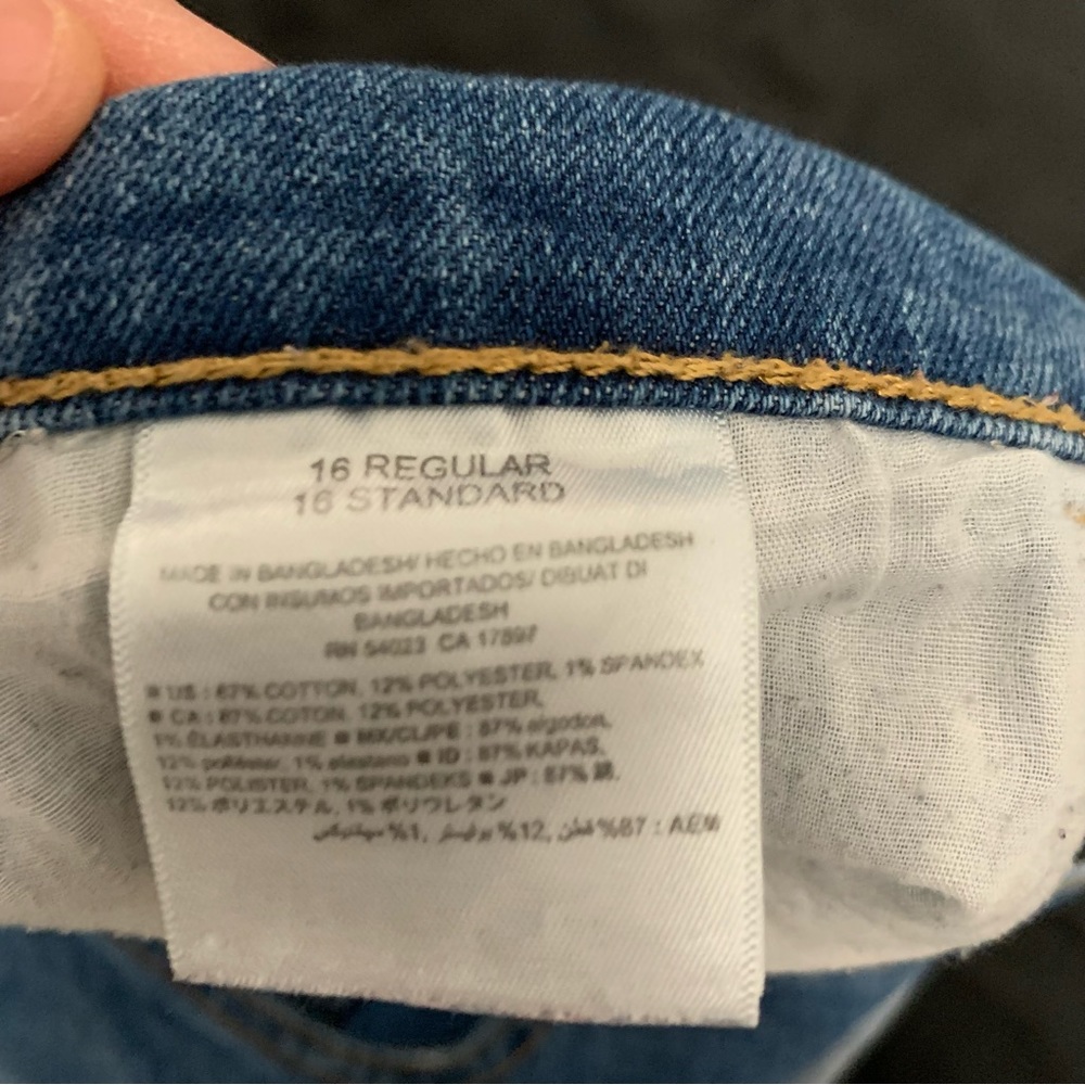 Old Navy Curvy Jean Shorts - Picture 4 of 4